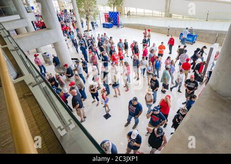 Tulsa, Stati Uniti. 20 Giugno 2020. I partecipanti ai rally della campagna si riuniscono nella Bank of Oklahoma Center di Tulsa, Oklahoma, sabato 20 giugno 2020. Il raduno della campagna elettorale del presidente Donald Trump a Tulsa arriva con l’aumento dei casi di coronavirus in molti stati di tutto il paese. Photo by Kyle Rivas/UPI Credit: UPI/Alamy Live News Foto Stock