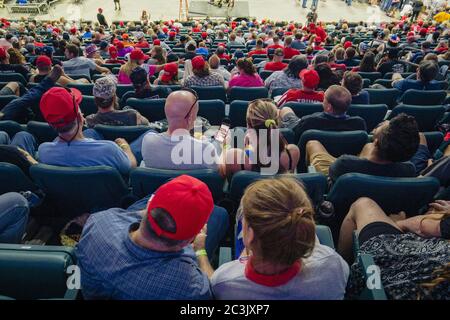 Tulsa, Stati Uniti. 20 Giugno 2020. I partecipanti ai rally della campagna si riuniscono all'interno del Bank of Oklahoma Center di Tulsa, Oklahoma, sabato 20 giugno 2020. Il raduno della campagna elettorale del presidente Donald Trump a Tulsa arriva con l’aumento dei casi di coronavirus in molti stati di tutto il paese. Photo by Kyle Rivas/UPI Credit: UPI/Alamy Live News Foto Stock