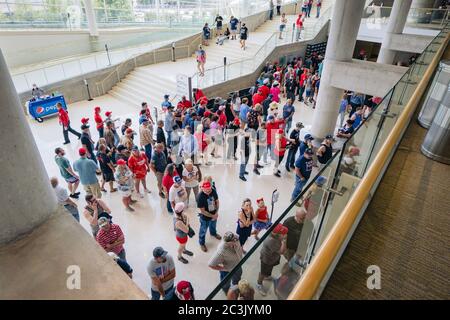 Tulsa, Stati Uniti. 20 Giugno 2020. I partecipanti ai rally della campagna si riuniscono nella Bank of Oklahoma Center di Tulsa, Oklahoma, sabato 20 giugno 2020. Il raduno della campagna elettorale del presidente Donald Trump a Tulsa arriva con l’aumento dei casi di coronavirus in molti stati di tutto il paese. Photo by Kyle Rivas/UPI Credit: UPI/Alamy Live News Foto Stock