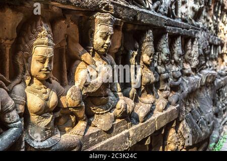 Scultura sulla parete Terrazza del tempio degli Elefanti è Khmer antico tempio nel complesso Angkor Wat a Siem Reap, Cambogia Foto Stock