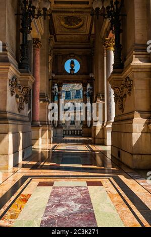 Vista dettagliata sugli elementi architettonici dell'antico edificio di Parigi Foto Stock