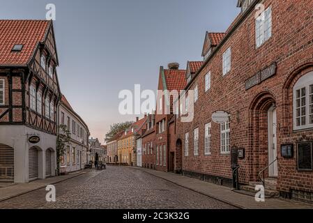 Una vecchia strada acciottolata nella città medievale di Ribe, Danimarca, 29 maggio 2020 Foto Stock