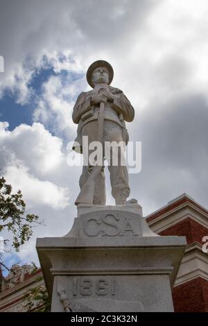 Una statua commemorativa del soldato confederato dedicata nel 1916 si trova di fronte al tribunale della contea di Hernando a Brooksville, Florida. Foto Stock