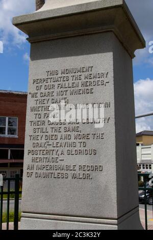 Una statua commemorativa del soldato confederato dedicata nel 1916 si trova di fronte al tribunale della contea di Hernando a Brooksville, Florida. Foto Stock