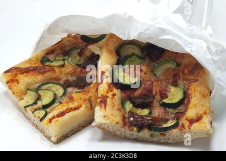 Primo piano di una confezione di pizza rettangolare ripiena su un bianco sfondo isolato Foto Stock