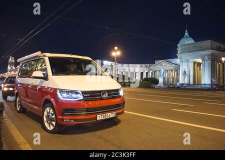 San Pietroburgo, Russia - 22 luglio 2019: Volkswagen moderno Volkswagen Multivan California Ocean (Transporter T6) di colore rosso e bianco. È parcheggiato sulla strada vicino alla Cattedrale di Kazan Foto Stock