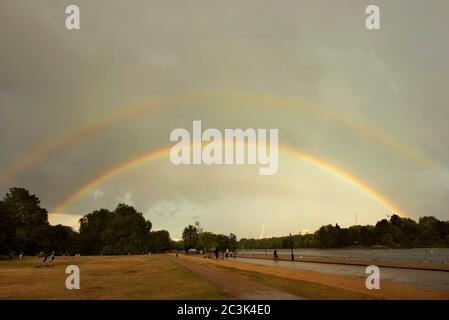 Arco completo, doppio arcobaleno sopra il lago Serpentine, Hyde Park, Londra, Regno Unito. Giu 2020 Foto Stock