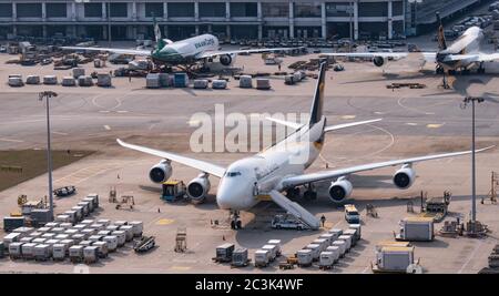 Gli aeromobili gestiti da Cathay Pacific Airways Ltd. Si trovano parcheggiati sul asfalto all'aeroporto internazionale di Hong Kong a causa della pandemia Covid-19 Foto Stock