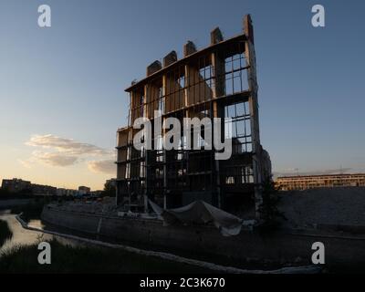 Madrid, Spagna. 20 Giugno 2020. Ultima tappa della demolizione dello stadio Vicente Calderon, ex stadio dell'Atletico Madrid, durante il tramonto. © Valentin Sama-Rojo/Alamy Live News. Foto Stock