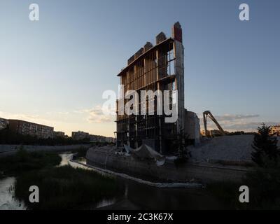 Madrid, Spagna. 20 Giugno 2020. Ultima tappa della demolizione dello stadio Vicente Calderon, ex stadio dell'Atletico Madrid, durante il tramonto. © Valentin Sama-Rojo/Alamy Live News. Foto Stock