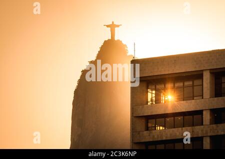 Il sole splende attraverso la finestra dell'edificio degli uffici e il monte Corcovado è dietro di esso Foto Stock