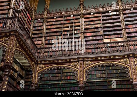 Belle mensole decorate piene di libri antichi Foto Stock