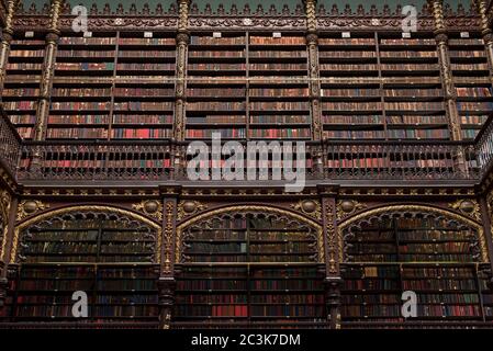 Belle mensole decorate piene di libri antichi Foto Stock