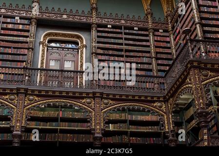 Belle mensole decorate piene di libri antichi Foto Stock