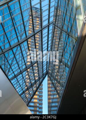 Vista attraverso la baldacchino di vetro in Broadgate Plaza alla torre del luogo principale. Parte dello sviluppo di Broadgate, area di Bishopsgate, City of London Foto Stock