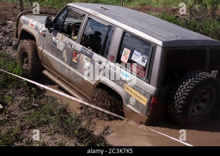 Mosca, Russia - 25 maggio 2019: Isuzu Trooper SUV supera gli ostacoli nel fango. Guida fuoristrada. Foto Stock