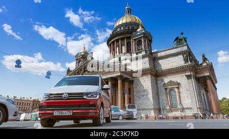 San Pietroburgo, Russia - 22 luglio 2019: Volkswagen moderno Volkswagen Multivan California Ocean (Transporter T6) di colore rosso e bianco. Parcheggiato per la notte nella strada di fronte alla cattedrale. Foto Stock