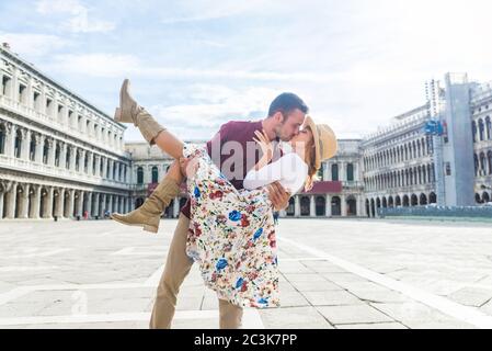 Bella coppia innamorata a Venezia. Gli amanti romantici si baciano in un appuntamento in Piazza San Marco, Venezia. Foto Stock