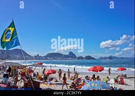 Rio de Janeiro, spiaggia di Copacabana vista soleggiata giorno, Brasile, Sud America Foto Stock