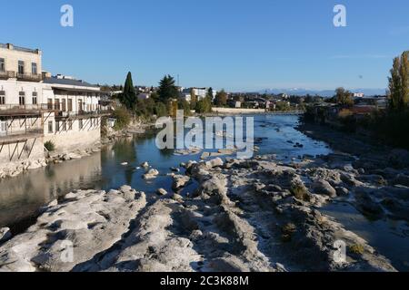 Un corpo d'acqua con una città in un backgroundundefined Foto Stock