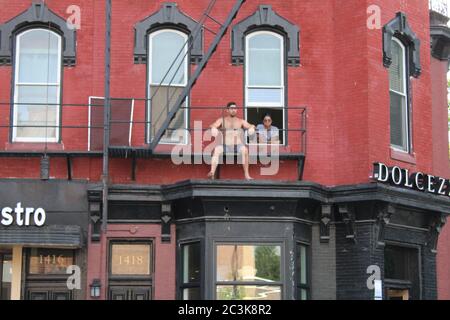 Washington D.C, Distretto di Columbia, USA. 19 giugno 2020. Washington, DC residenti guardare il giugno del 17 marzo per Black Lives materia da Windows Credit: Amy Katz/ZUMA Wire/Alamy Live News Foto Stock