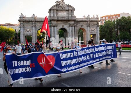 Madrid, Spagna. 20 Giugno 2020. Dimostrazione contro la privatizzazione della sanità pubblica indetta dal coordinamento sanitario (CAS). Gruppi di manifestanti che espongono slogan in Piazza Carlo V dell'Imperatore - Niño Ospedale infantile dell'Università di Gesù, Madrid, Spagna. Credit: EnriquePSans/Alamy Live News Foto Stock