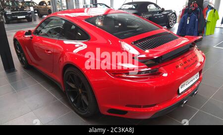 Mosca. Autunno 2018. Porsche Carrera 911 4s rosso brillante in showroom Foto Stock
