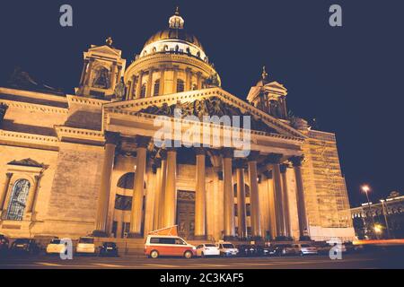 San Pietroburgo, Russia - 22 luglio 2019: Volkswagen moderno Volkswagen Multivan California Ocean (Transporter T6) di colore rosso e bianco. Parcheggiato per la notte nella strada di fronte alla cattedrale. Foto Stock