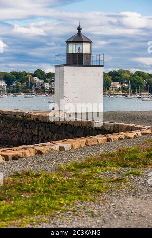 Derby Wharf Light a Salem, Massachusetts, costruito nel 1870. Il faro è di proprietà del NPS e si trova nel sito storico nazionale marittimo di Salem. Foto Stock