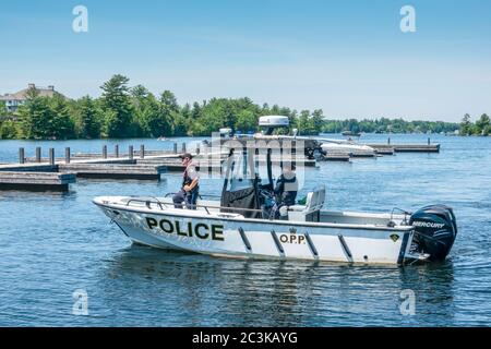 20 giugno 2020- l'unità Provinciale della polizia Marina dell'Ontario pattugliò il pratico Molo di Gravengurst, desertato, durante la pandemia della covid-19. Foto Stock