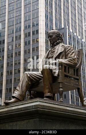 Horace Greeley statue a Greeley Square, Midtown Manhattan, New York City, New York, Stati Uniti Foto Stock