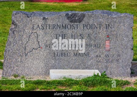 Faro di West Quoddy Head a Lubec, Maine, costruito nel 1808 (e sostituito nel 1831 e di nuovo nel 1858) all'ingresso della Baia di Passamaquoddy. Foto Stock