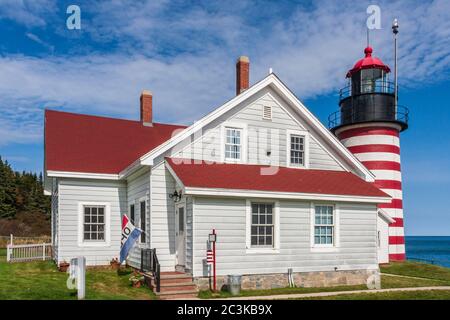 Faro di West Quoddy Head a Lubec, Maine, costruito nel 1808 (e sostituito nel 1831 e di nuovo nel 1858) all'ingresso della Baia di Passamaquoddy. Foto Stock