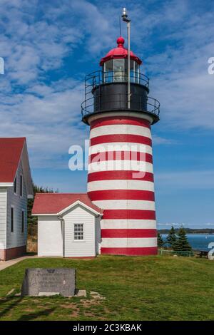 Faro di West Quoddy Head a Lubec, Maine, costruito nel 1808 (e sostituito nel 1831 e di nuovo nel 1858) all'ingresso della Baia di Passamaquoddy. Foto Stock