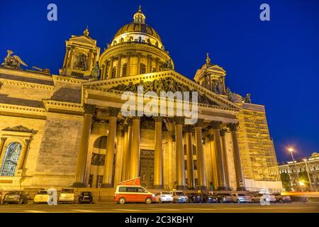 San Pietroburgo, Russia - 22 luglio 2019: Volkswagen moderno Volkswagen Multivan California Ocean (Transporter T6) di colore rosso e bianco. Parcheggiato per la notte nella strada di fronte alla cattedrale. Foto Stock