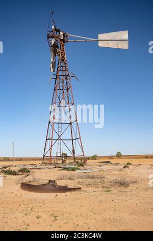 Vecchio mulino abbandonato in Australia remota Foto Stock