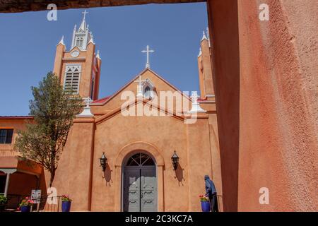 La Chiesa di San Felipe de Neri nella città vecchia di Albuquerque, New Mexico, è chiusa a causa della pandemia del COVID-19 Foto Stock