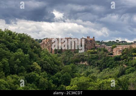 Vista panoramica del paese di Calcata, in provincia di Viterbo, Italia. Borgo medievale costruito interamente in tufo e immerso nel verde del Foto Stock