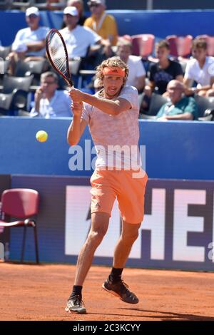 (200621) -- ZADAR, 21 giugno 2020 (Xinhua) -- Alexander Zverev della Germania ritorna la palla durante una partita di Adria Tour torneo di tennis contro Danilo Petrovic della Serbia a Zadar, Croazia, il 20 giugno 2020. Adria Tour è organizzato dal tennista serbo Novak Djokovic per promuovere lo sport, i valori positivi e il fair play, e anche per raccogliere fondi per coloro che hanno bisogno di aiuto. (Dino Stanin/Pixsell via Xinhua) Foto Stock