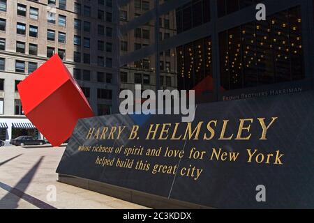 Scultura rosso da Ivan Chermayeff a Helmsley Plaza (Nine West 57th Street), la parte inferiore di Manhattan, New York New York, Stati Uniti d'America Foto Stock