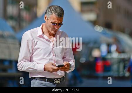 Uomo d'affari armeno in Northern Avenue, Yerevan, Armenia Foto Stock