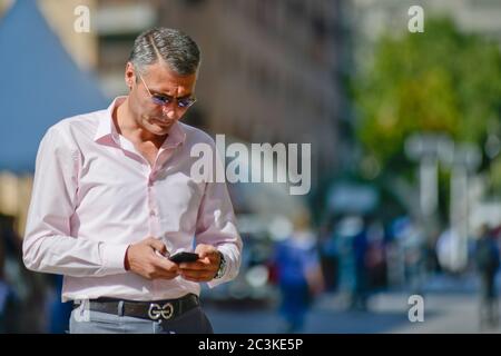 Uomo d'affari armeno in Northern Avenue, Yerevan, Armenia Foto Stock