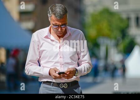 Uomo d'affari armeno in Northern Avenue, Yerevan, Armenia Foto Stock