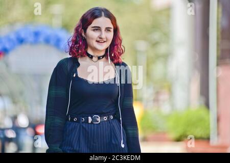 Ragazza armena in Northern Avenue, Yerevan, Armenia Foto Stock