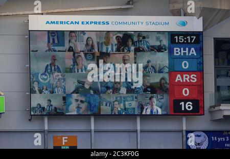 Brighton. 21 Giugno 2020. I tifosi di Brighton e Hove Albion, che si guardano da casa, vengono proiettati su un grande schermo durante la partita della Premier League tra Brighton e Hove Albion e l'Arsenal FC all'American Express Community Stadium di Brighton, in Gran Bretagna, il 20 giugno 2020. Credit: Xinhua/Alamy Live News Foto Stock