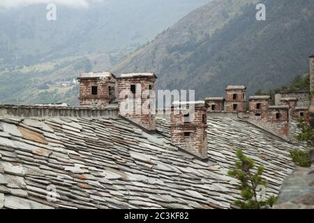 Tetto di pietra con molti camini su di esso Foto Stock