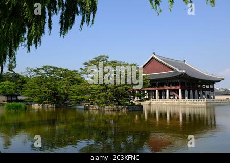 Seoul Corea del Sud - Gyeongbokgung Palace Pond e Gyeonghoeru Pavilion Foto Stock