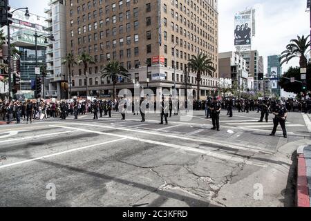 LAPD ha riot la polizia in formazione, scontrandosi con migliaia di manifestanti BLM in su Hollywood Boulevard, a Los Angeles, CA. 2020. Foto Stock