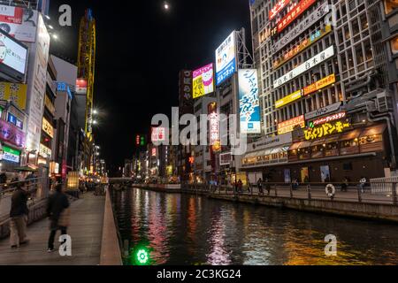 Notte Scape del canale di Dotonbori nel distretto di Namba, Osaka, Giappone Foto Stock