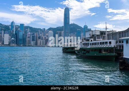 Vista del molo Star Ferry a Tsim Sha Tsui con il paesaggio urbano dell'isola di Hong Kong Foto Stock